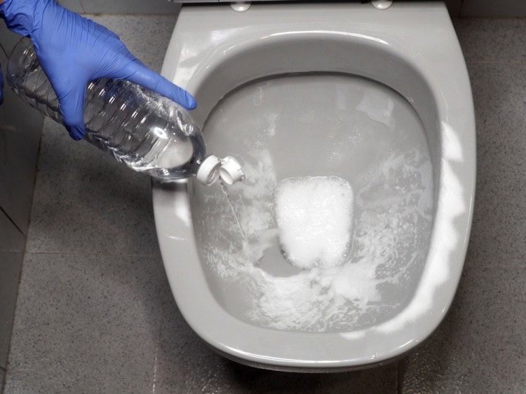 Baking Soda and Vinegar using for blocked toilet